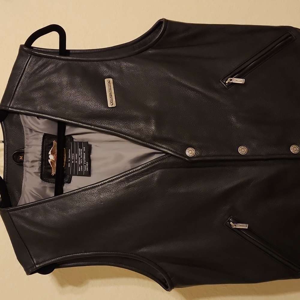 (34) Men's premium Harley-Davidson black leather vest size medium.